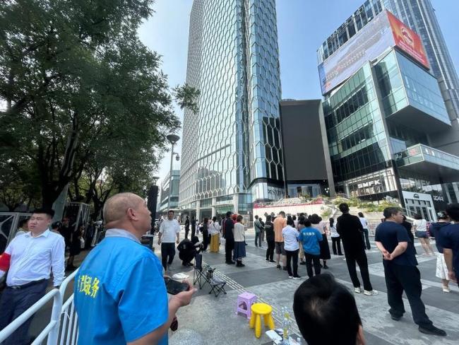 大屏幕转播阅兵仪式路人驻足 爱国情怀激荡心间