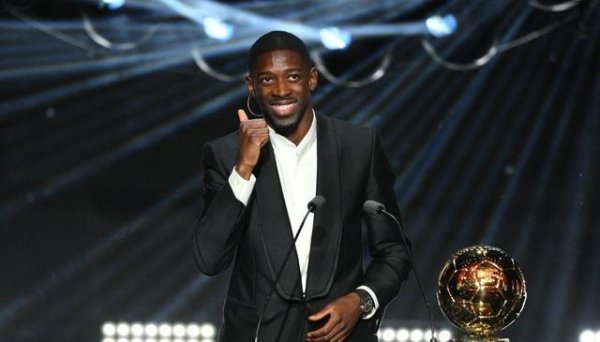 百盛证券 没有黑幕，实至名归！从小罗手中接过奖杯，登贝莱当选金球先生